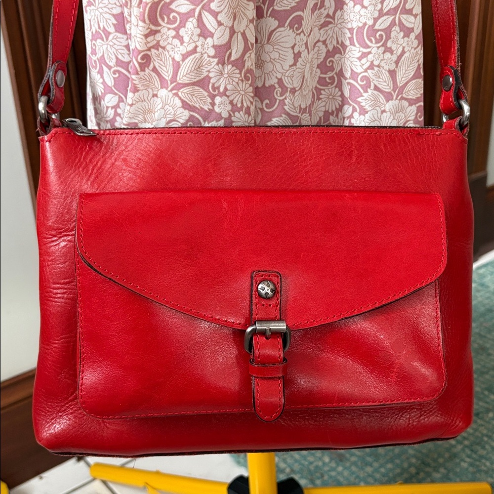 Patricia Nash  Crossbody Bag  smooth leather Red  large front pocket/flap EUC
